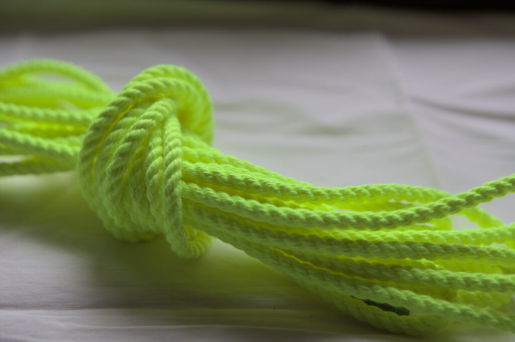 POSH P.O.S.H. neon-gul neon gul blacklight tau shibari