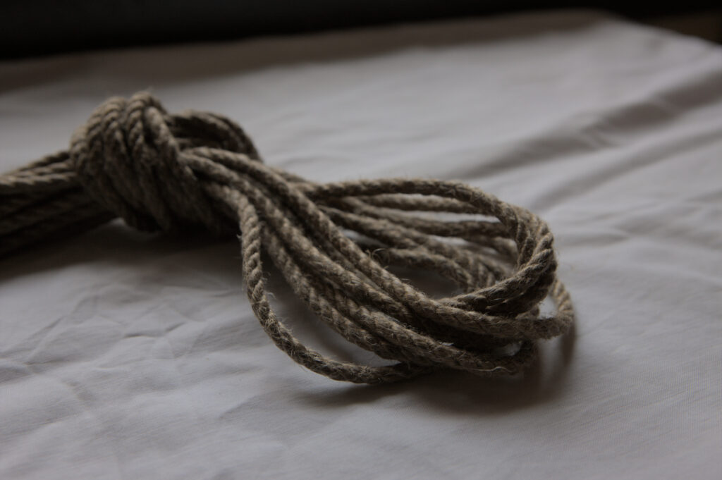 Hardanger Hemp, Behandlet