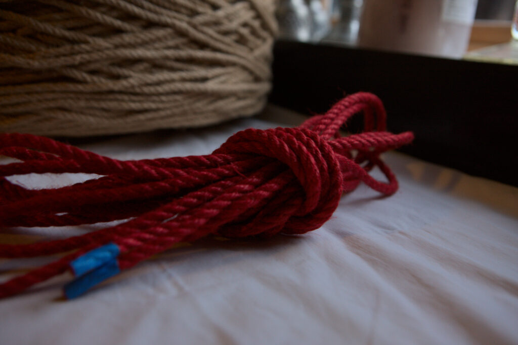 Akemi jute shibari tau rød bondage